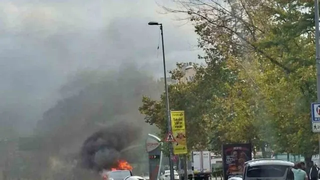 Fatih Vatan Caddesi'nde Seyir Halindeki Ticari Araç Alevlere Teslim Oldu Fatih Vatan Caddesi'nde Seyir Halindeki Ticari Araç Alevlere Teslim Oldu