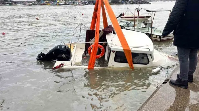 Akçakoca Limanı’nda Batan Fiber Tekne Vinçle Kurtarıldı