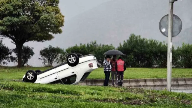 Sağanak Yağışta Takla Atan Otomobilde Yaralanan Olmadı