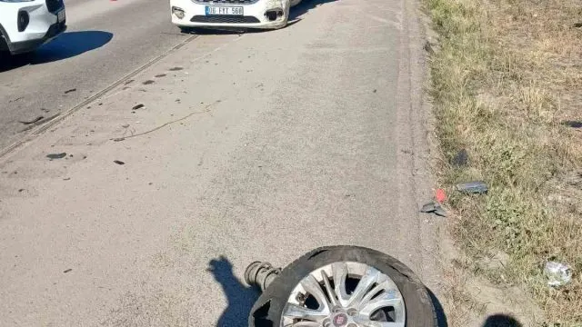 Karabük'te Karşı Şeride Savrulan Otomobil Tır Ve Hafif Ticari Araca Çarptı Karabük'te Karşı Şeride Savrulan Otomobil Tır Ve Hafif Ticari Araca Çarptı