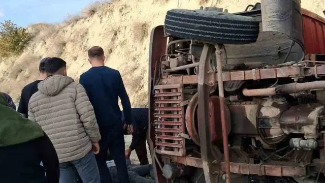 Altınyayla Yolunda Devrilen Yük Kamyonunun Sürücüsü Yaralandı