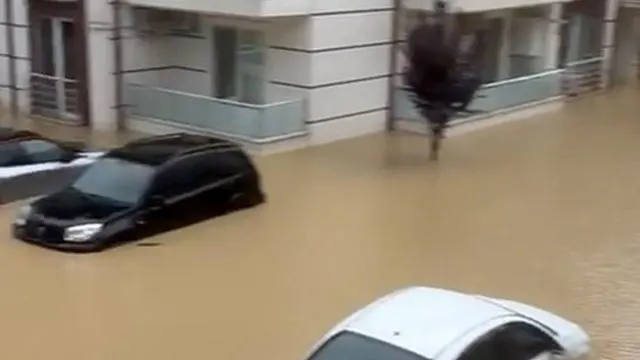 Kuvvetli Yağış Sakarya'da Taşkınlara Neden Oldu Kuvvetli Yağış Sakarya'da Taşkınlara Neden Oldu
