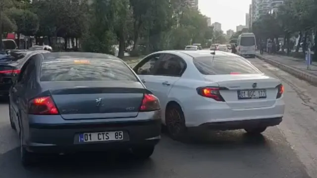 Adana'da İki Sürücü Ceza Nedeniyle Araçlarından İnmeden Tartıştı Adana'da İki Sürücü Ceza Nedeniyle Araçlarından İnmeden Tartıştı