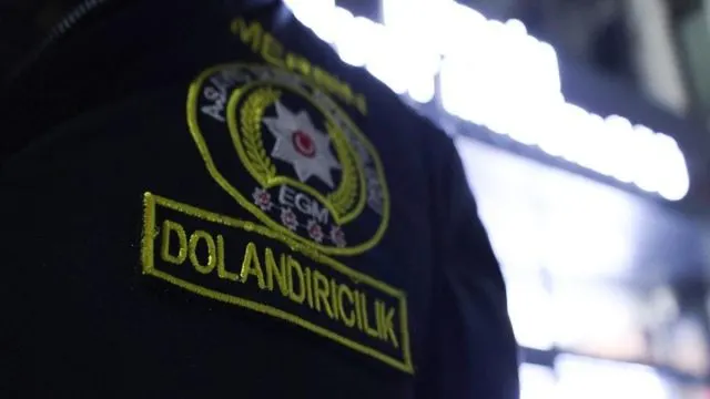 Mersin'de Sahte Polis Oyunu: 435 Bin Tl'lik Dolandırıcılıkta 4 Tutuklama Mersin'de Sahte Polis Oyunu: 435 Bin Tl'lik Dolandırıcılıkta 4 Tutuklama