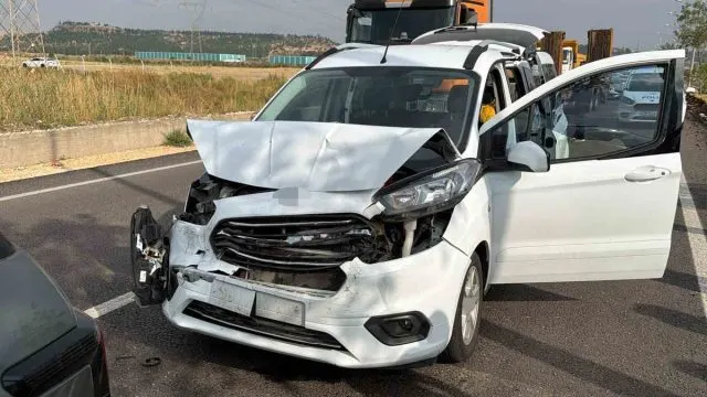 Diyarbakır-Silvan Karayolunda İki Araç Çarpıştı: 3 Kişi Yaralandı