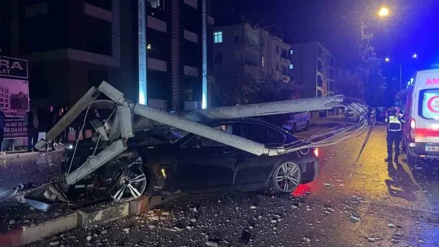 Karaman'da Otomobil Beton Direğe Çarptı: 2 Yaralı Karaman'da Otomobil Beton Direğe Çarptı: 2 Yaralı