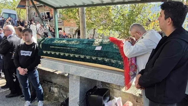 Başakşehir'deki Bıçaklı Saldırıda Ölen Eslem Sare Bartın'da Toprağa Verildi Başakşehir'deki Bıçaklı Saldırıda Ölen Eslem Sare Bartın'da Toprağa Verildi