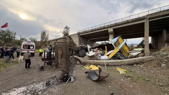 Tosya’da Ptt Kamyonu Köprüden Uçtu: 2 Yaralı