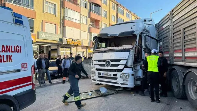 Kulu'da Üç Aracın Karıştığı Kazada Tır Sürücüsü Yaralandı Kulu'da Üç Aracın Karıştığı Kazada Tır Sürücüsü Yaralandı