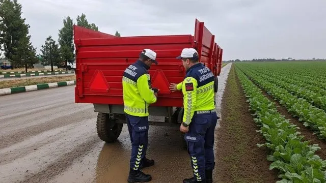 Muş’ta Römorklara Reflektör Takılarak Trafik Güvenliği Artırılıyor