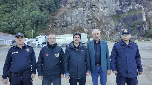 Hopa'da Tır Parkını Vuran Heyelanda 1 Kişi Hayatını Kaybetti