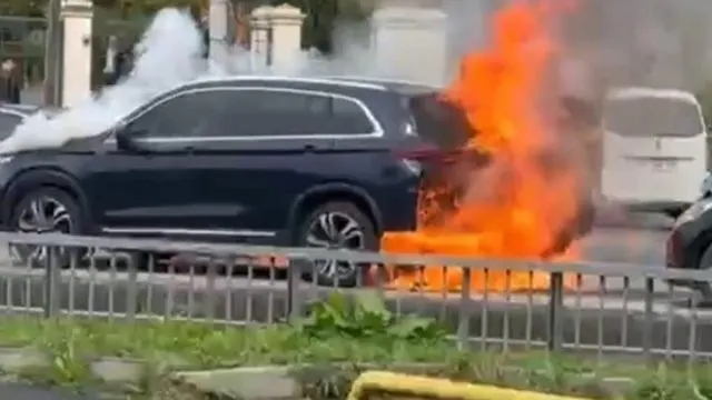 Eyüpsultan'da Park Halindeki Otomobil Alevlere Teslim Oldu
