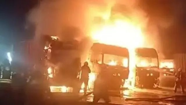 Beylikdüzü’nde Tır Garajında Kundaklama: 4 Tır Kullanılamaz Hale Geldi Beylikdüzü’nde Tır Garajında Kundaklama: 4 Tır Kullanılamaz Hale Geldi