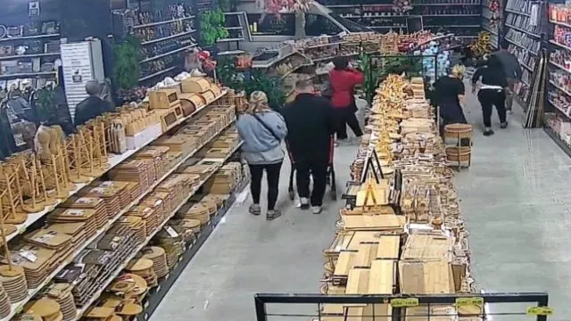 Servis Aracı Bursa Nilüfer’de Züccaciye Mağazasına Girdi