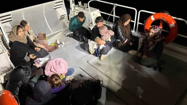 Seferihisar Açıklarında Bebek Ve Çocukların Da Bulunduğu 13 Göçmen Yakalandı