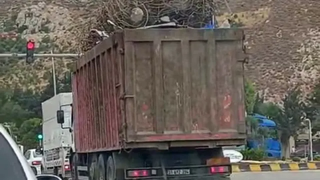 Hatay'da Hurda Demir Yüklü Tır Trafikte Tedirginlik Yarattı, Sürücüye 3 Bin Tl Ceza Hatay'da Hurda Demir Yüklü Tır Trafikte Tedirginlik Yarattı, Sürücüye 3 Bin Tl Ceza