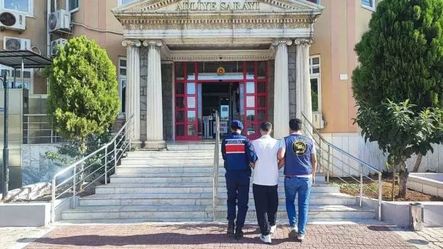 Aydın'da Uyuşturucudan Aranan 2 Hükümlü Cezaevine Teslim Edildi Aydın'da Uyuşturucudan Aranan 2 Hükümlü Cezaevine Teslim Edildi