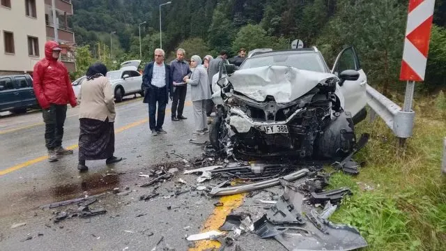 Çaykara’da Hatalı Sollama Kazaya Yol Açtı: 5 Yaralı Çaykara’da Hatalı Sollama Kazaya Yol Açtı: 5 Yaralı