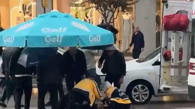 Bursa Osmangazi’de Yaralı Yayaya Yağmur Altında Şemsiyeli Destek Bursa Osmangazi’de Yaralı Yayaya Yağmur Altında Şemsiyeli Destek