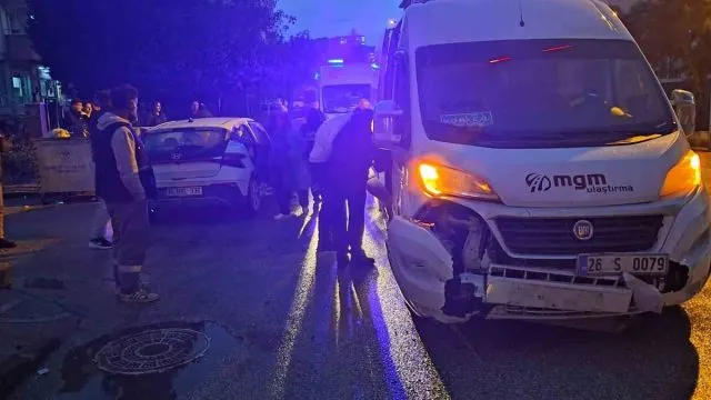 Gökmeydan’da Servis Minibüsüyle Otomobil Çarpıştı Gökmeydan’da Servis Minibüsüyle Otomobil Çarpıştı