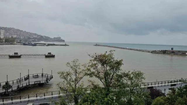 Sağanak Sonrası Zonguldak Limanı Sarı Ve Kahverengiye Büründü