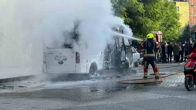 Dursunbey'de Seyir Halindeki Minibüs Alevlere Teslim Oldu Dursunbey'de Seyir Halindeki Minibüs Alevlere Teslim Oldu