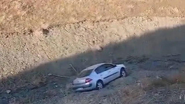 Elazığ Palu’da Park Halindeki Otomobil Dereye Yuvarlandı Elazığ Palu’da Park Halindeki Otomobil Dereye Yuvarlandı