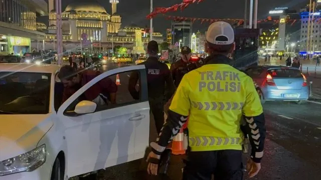 İ̇stanbul Genelinde Huzur Uygulaması: Taksim’de Gbt Denetimi İ̇stanbul Genelinde Huzur Uygulaması: Taksim’de Gbt Denetimi