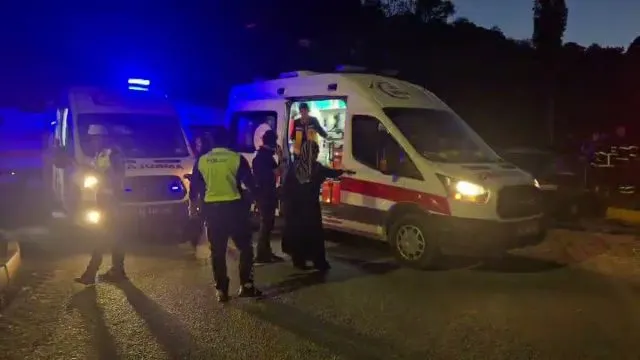 Zonguldak'ta Kavşakta Çarpışan İki Araçta 6 Kişi Yaralandı Zonguldak'ta Kavşakta Çarpışan İki Araçta 6 Kişi Yaralandı