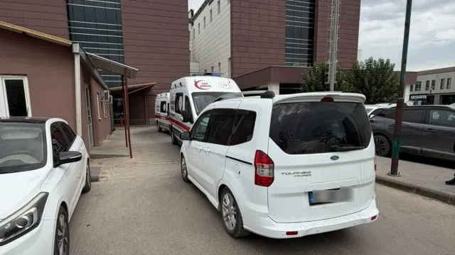 Adıyaman Hastanesinin Ambulans Girişindeki Araç Çekildi Adıyaman Hastanesinin Ambulans Girişindeki Araç Çekildi