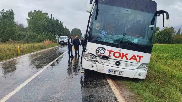 Tokat-Almus Yolunda Otobüsün Çarptığı Kamyonetteki Sürücü Ağır Yaralandı