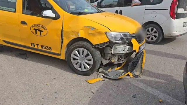 Bursa İ̇negöl'de U Dönüşü Yapan Otomobille Ticari Taksinin Çarpışmasında 2 Yaralı
