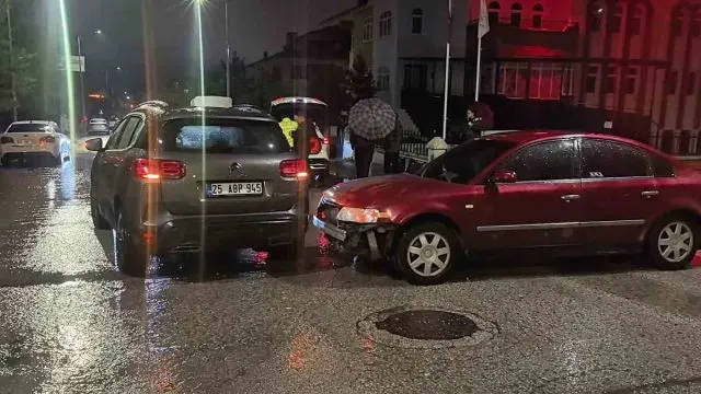 Palandöken'de Kavşakta Çarpışan Otomobillerden Biri Savruldu