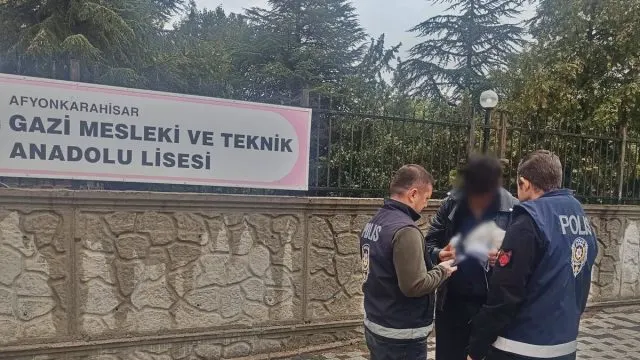 Afyonkarahisar'da Okul Çevrelerinde 380 Kişi Ve 90 Araç Denetlendi Afyonkarahisar'da Okul Çevrelerinde 380 Kişi Ve 90 Araç Denetlendi