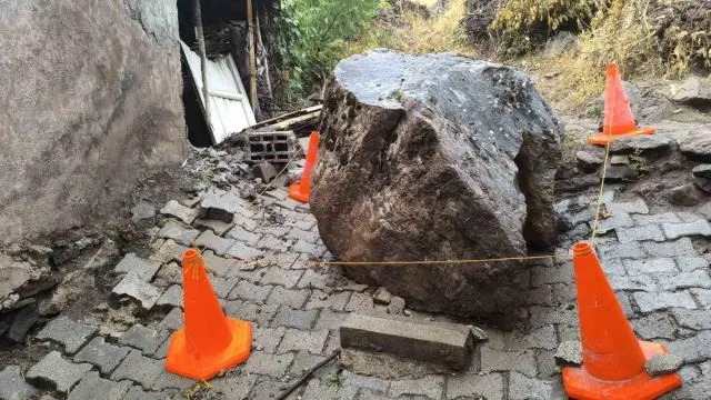 Yağışın Ardından Kopan Kaya Çatak’ta Bir Eve İsabet Etti Yağışın Ardından Kopan Kaya Çatak’ta Bir Eve İsabet Etti