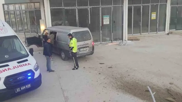 Keşan'da Kaçan Kamyonet Duvara Çarptı: 5 Yaralı