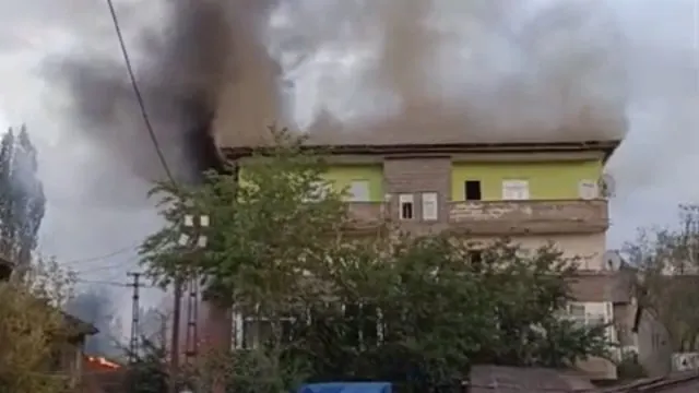 Yüksekova'daki Apartman Deposunda Çıkan Yangın Daireye Sıçradı Yüksekova'daki Apartman Deposunda Çıkan Yangın Daireye Sıçradı