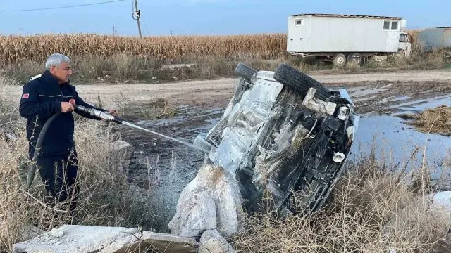 Karaman'da Trafik Levhasına Çarpan Otomobil Alev Aldı: 1 Yaralı