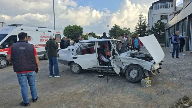 Van Edremit'te İki Otomobil Çarpıştı: 6 Yaralı Van Edremit'te İki Otomobil Çarpıştı: 6 Yaralı