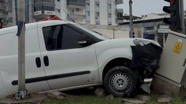 Aydın Efeler Kavşağında Otomobil Trafoya Çarptı Aydın Efeler Kavşağında Otomobil Trafoya Çarptı