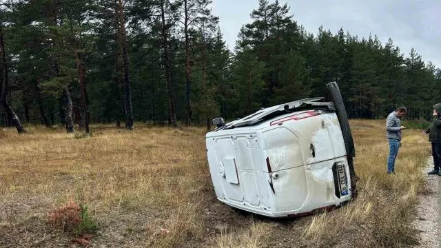 Bolu'da Yağış Kazayı Getirdi: Hafif Ticari Araç Yan Yattı