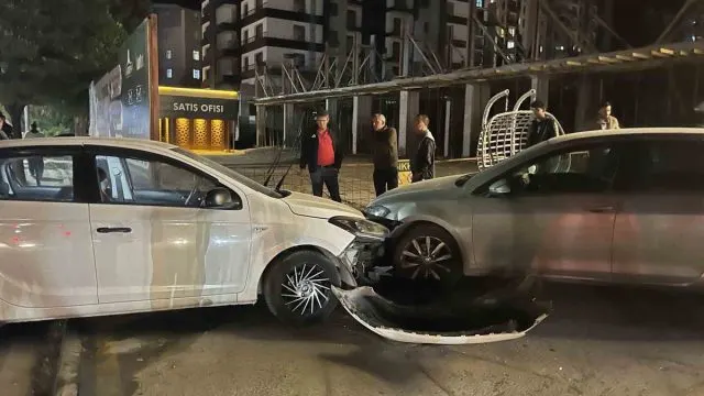 Niğde'de Direğe Çarpan Otomobil Park Halindeki Araca Da Vurdu