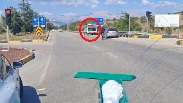 Isparta'da Cenaze Nakil Aracındaki Tabut Yola Düştü Isparta'da Cenaze Nakil Aracındaki Tabut Yola Düştü