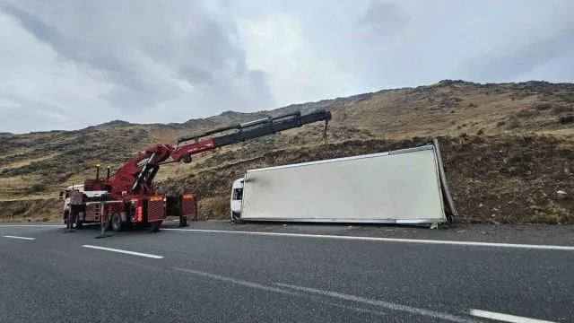 Iğdır-Doğubayazıt Yolunda Devrilen Araç Ulaşımı Kesti