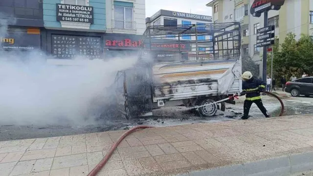 Van İ̇pekyolu'nda Park Halindeki Kamyonet Yangında Hurdaya Döndü Van İ̇pekyolu'nda Park Halindeki Kamyonet Yangında Hurdaya Döndü