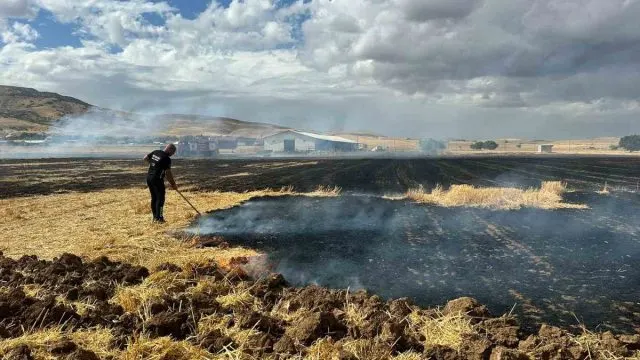 Elazığ Kovancılar’da Karınca Köyündeki Anız Yangını Söndürüldü