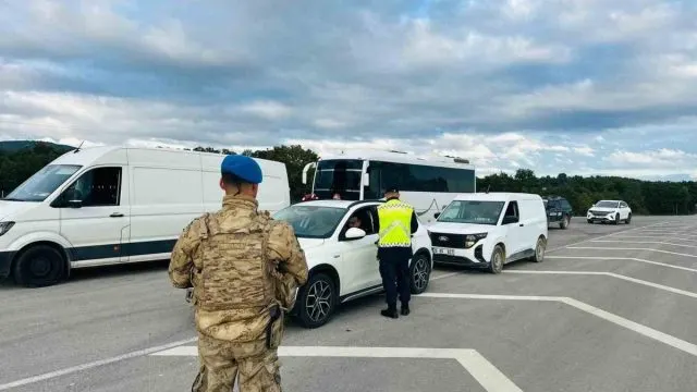 Bilecik'te Huzur Uygulamasında 2 Aranan Şahıs Yakalandı Bilecik'te Huzur Uygulamasında 2 Aranan Şahıs Yakalandı