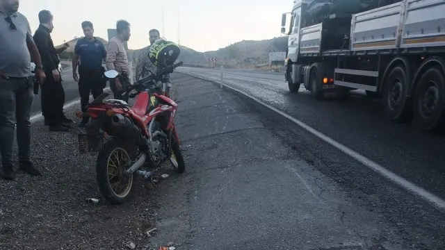 Gölbaşı’nda Motosiklet Bariyerlere Çarptı: 1 Yaralı
