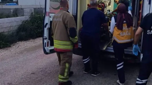 Yeşilova Mahallesi'nde Motosiklet Devrildi: 3 Yaralı Yeşilova Mahallesi'nde Motosiklet Devrildi: 3 Yaralı