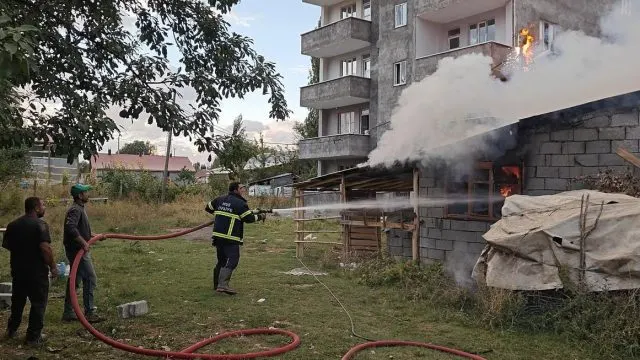 Muş'ta Odunluk Yangını Elektrik Direğine Sıçradı Muş'ta Odunluk Yangını Elektrik Direğine Sıçradı